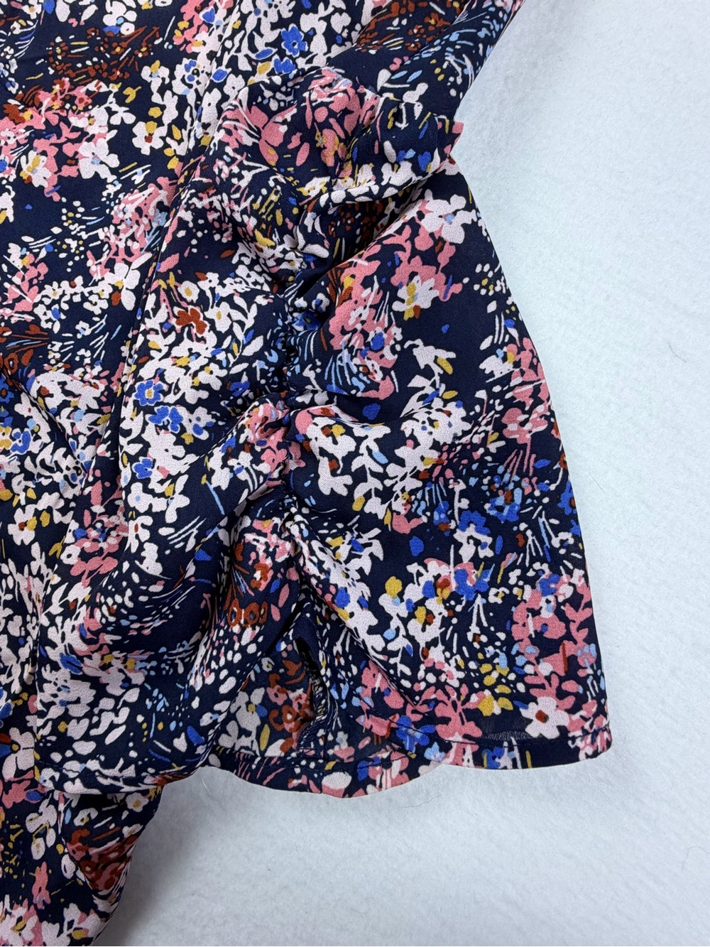 Maurices Navy Blue Floral Short Sleeve Scoop Neck Ruched Puff Sleeve Top Size M - Picture 9 of 9